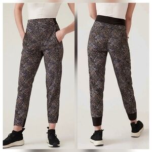 Athleta Trekkie North Tapered Joggers Kinetic Abstract Black Print Size 2‎
